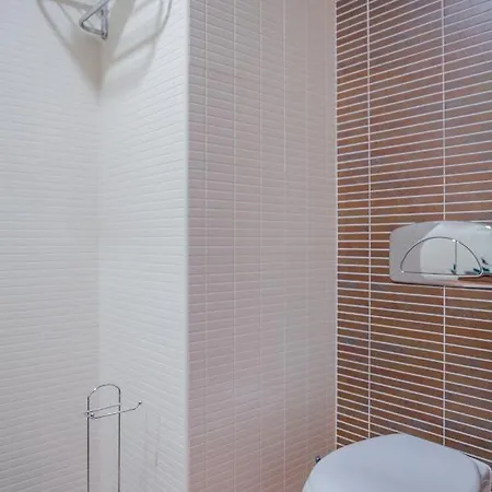 Picturesque & Modern 2 Bedroom Flat With Rooftop Pool In