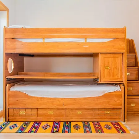 Picturesque & Modern 2 Bedroom Flat With Rooftop Pool In