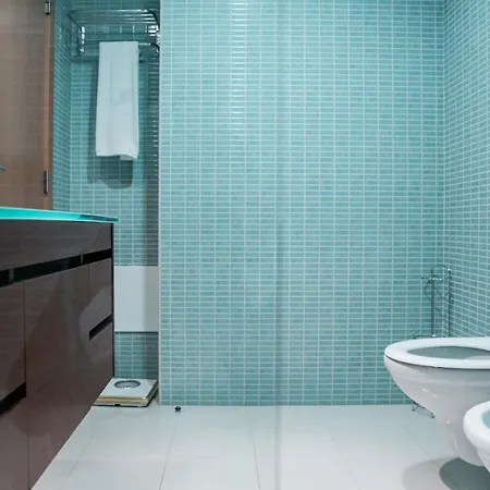 Picturesque & Modern 2 Bedroom Flat With Rooftop Pool In Olhão