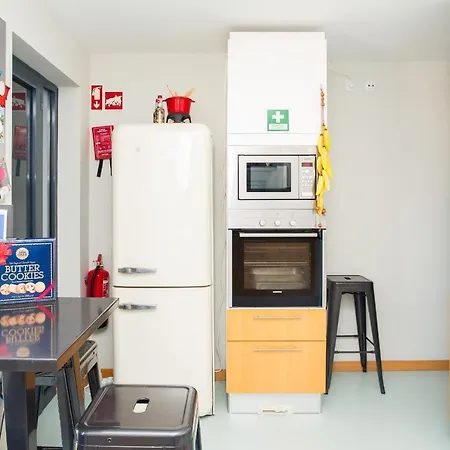 Picturesque & Modern 2 Bedroom Flat With Rooftop Pool In *