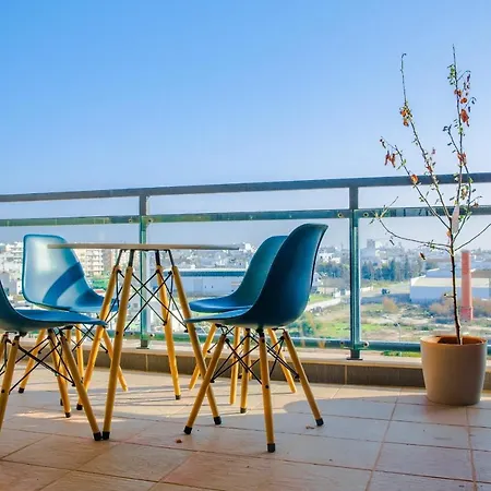 Picturesque & Modern 2 Bedroom Flat With Rooftop Pool In