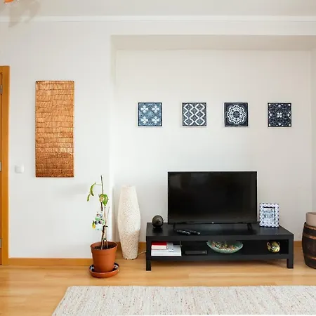Picturesque & Modern 2 Bedroom Flat With Rooftop Pool In *